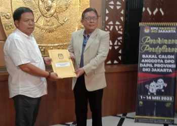 Komisioner KPU Provinsi DKI Jakarta, Nurdin (kiri) menyerahkan tanda terima bukti penerimaan persyaratan bakal calon DPD RI, kepada Tengku Nurhafidz, Kamis (4/5/2023). (Foto: HMS/ A Ristanto).