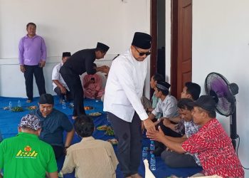 Nuryanto saat bersalaman dengan warga Sleman dalam acara Syawalan. (Foto: Istimewa)