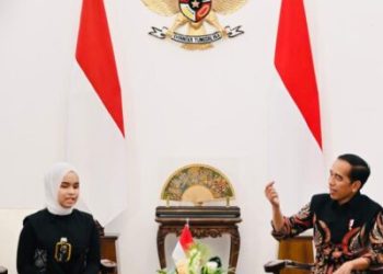 Presiden Joko Widodo menerima kunjungan Putri Ariani, penyanyi Indonesia sekaligus peraih _golden buzzer_ pada ajang America’s Got Talent (AGT) 2023 di Istana Merdeka, Jakarta, pada Rabu, 14 Juni 2023. (Foto: Ist./presidenri.go id)