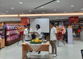 Regional Manajer Gramedia, Elizabeth Driemirda Primasari memotong tumpeng. (Foto: HMS)