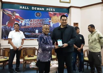 Ketua Umum PWI Pusat Atal S Depari (kiri) menyerahkan tanda mata kepada Menpora Dito Ariotedjo atas kehadiran pada acara Silahturami Nasional Stakeholder Olahraga Indonesia, di Jakarta, Sabtu, 17 Juni 2023. (Foto: HMSTimes/A Ristanto).