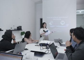 Para pekerja di BatamOn tengah membahas terkait proyek baru. (Foto: Arsip BatamOn)