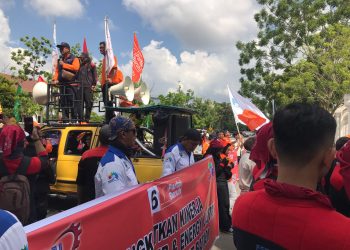 Unjuk rasa buruh Batam di depan kantor Pemko Batam. (Foto: Irvan Fanani)