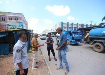 BU SPAM BP Bata mengantarkan tangki air untuk warga. (Foto: Humas BP Batam)