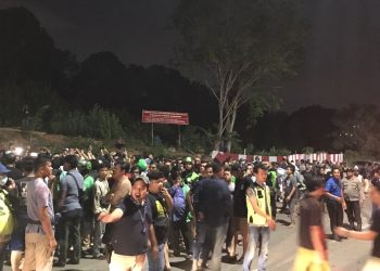 Suasana bentrokan antara taksi online dan konvensional di Batam, Minggu, 25 Juni 2023. (Foto: Irvan Fanani)