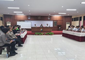 Kapolresta Barelag memediasi taksi online dam konvensional bandara Hang Nadim Batam. (Foto: Irvan Fanani)