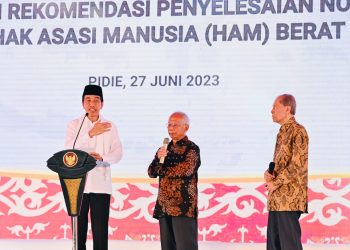 Dua ex mahasiswa tahun 1965 ungkap kisah sedih akibat peristiwa 1965, di hadapan Presiden Joko Widodo di Rumoh Geudong, Kabupaten Pidie, Provinsi Aceh, Selasa, 27 Juni 2023. (Foto: Ist)
