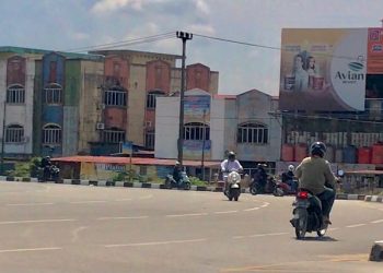 Seorang pengendara motor melawan arus di Jalan Bundaran Simpang Barelang, Kecamatan Batu Aji, Kota Batam. (Foto: Irvan Fanani)