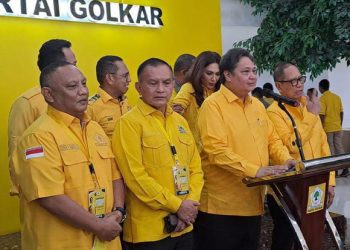Ketua Umum Partai Golkar Airlangga Hartarto (dua dari kanan) menyampaikan hasil Rakernas 2023 Golkar dalam jumpa pers di kantor DPP Partai Golkar, Jakarta Barat, Minggu (4/6/2023). (Foto: Istimewa/Kosgoro 57).