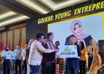 Ketua Umum DPP Partai Golkar, Airlangga Hartarto saat memberi hadiah kepada pemenang lomba. (Foto: HMS)