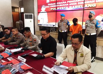 Polisi menunjukkan oknum guru SMK di Batam berinisial YF (baju oranye) pelaku pencabulan. (Foto: Irvan Fanani)