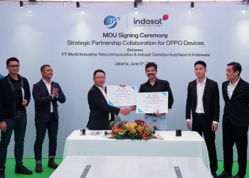 Director & Chief Commercial Officer Indosat Ritesh Kumar Singh dan CEO Oppo Indonesia Jim Zhang menunjukkan dokumen MoU yang baru ditandatangani di Jakarta beberapa waktu lalu. (Foto: Ist)