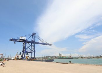 Ship to shore (STS) crane untuk mempercepat layanan bongkar muat peti kemas di Pelabuhan Batu Ampar. (Foto: BP Batam)
