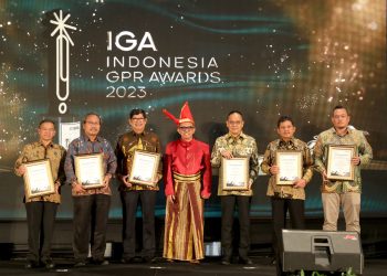 Penyerahan piagam penhargaan kepada para pemenang di acara IGA 2023. (Foto: Humas BP Batam)