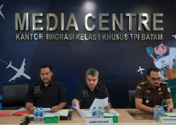 Imigrasi dan perwakilan Kejari Batam lakukan konferensi pers terkait kasus WNA Singapura bikin pasopor Indonesia. (Foto: Istimewa)