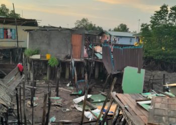 Salah satu rumah warga Pulau Kasu yang terdampak bencana puting beliung. (Foto: Yudi untuk HMS)