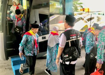 Calon Jamaah Haji (CJH) asal Kabupaten Karimun tiba di Asrama Haji Batam Centre, Selasa, 23 Mei 2023. (Foto: Irvan F)