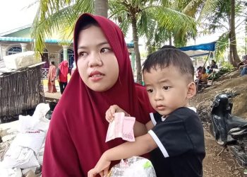 Hanief (3), saat digendong sang ibunda, Nur. (Foto: Muhammad Chairuddin)