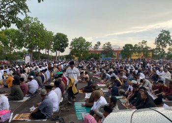 Pelaksanaan shalat Idul Fitri 1444 Hijriah/ 2023 jemaah Muhammadiyah di lapangan parkir Stadion Temenggung Abdul Jamal, Kota Batam. (Foto: Irvan Fanani)