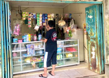 Ilustrasi warga yang sedang berbelanja di warung. (Foto: Irvan Fanani)