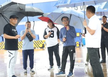 Sekretaris Menteri Koordinator (Sesmenko) Bidang Perekonomian sekaligus Ketua Dewan Pengawas BP Batam tijau pelabuhan Batu Ampar. (Foto: Humas BP Batam)