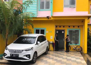 Terlihat dua personel kepolisian tengah berjaga di lokasi penggeledahan. (Foto: Irvan Fanani)