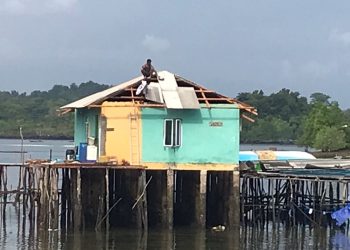Beberapa warga terlihat sedang bergotong royong memasang atap pada salah satu rumah pelantar yang berada di pesisir Pulau Kasu. (Foto: Irvan Fanani)
