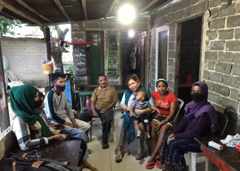 General Affair (GA) Mega Mall, Sarty (ketiga dari kanan) saat bertemu dengan keluarga korban yang terjebak di dalam lift, Senin, 3 Juli 2023. (Foto: ist)