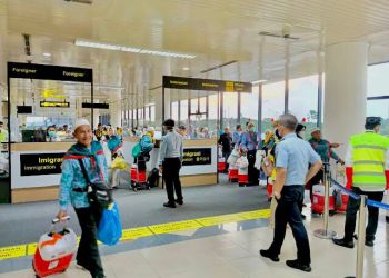 Konter imigrasi melakukan pendataan paspor para jemaah haji di area kedatangan Bandara Hang Nadim Batam. (Foto: ist)