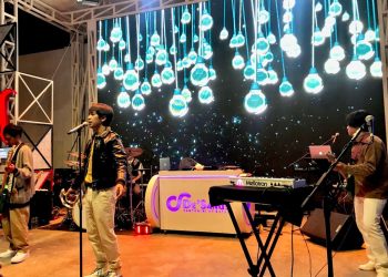 Tampil di Restoran De'Sands Santorini of Batam, D' Masiv ajak penonton bernostalgia. (Foto: Irvan Fanani)