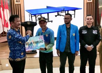 Penyerahan bantuan alat olahraga meja pimpong kepada masyarakat Kota Batam secara simbolis oleh Wali Kota Batam, Muhammad Rudi. (Foto: Irvan Fanani)
