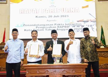 DPRD dan Pemko Batam Tandatangani Pakta Integritas RAPBD 2024. (Foto: ist)