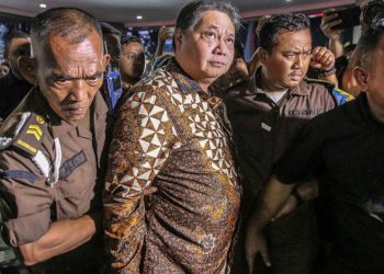 Menko Perekonomian Airlangga Hartarto dikawal ketat usai menjalani pemeriksaan di Gedung Bundar, Kejaksaan Agung, Jakarta, Senin, 24 Juli 2023 malam. Airlangga diperiksa selama hampir 13 jam. (Foto: Ist./dok.pribadi).