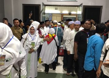 Jemaah haji Debarkasi Batam tiba di Asrama Haji Batam Centre. (Foto: Irvan)