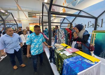 Kepala Dinas Kebudayaan dan Pariwisata (Disbudpar) Kota Batam, Ardiwinata meninjau stand UMKM bidang fashion pada acara Bazar Road To GMP 2023, di Artrium Panbil Eco Edu Park, Kamis, 27 Juli 2023. (Foto: Irvan)