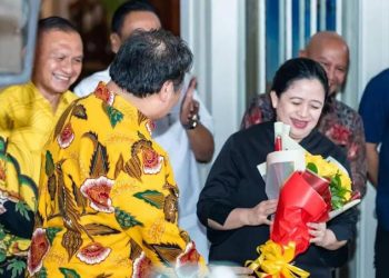 Puan Maharani menerima buket bunga mawar warna merah dan kuning dari Airlangga Hartarto. Kedua pimpinan PDIP dan Partai Golkar itu adakan silaturahim politik pada Kamis,  27 Juli 2023. (Foto: Ist./Dok.Pribadi)