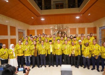 Ketua Umum Partai Golkar Airlangga Hartarto (tengah) berfoto dengan para Ketua Dewan Pimpinan Daerah (DPD) Partai Golkar Provinsi se-Indonesia saat melakukan pertemuan di kawasan Nusa Dua, Badung, Bali, Minggu, 30 Juli 2023. (Foto: Ist./Helmi Kosgoro 1957).