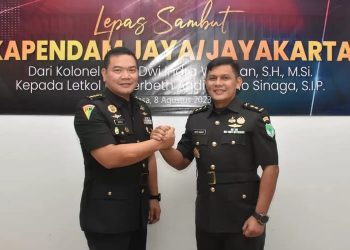 Lepas sambut Kapendam Jaya dari Kolonel Cpm Dwi Indra Wirawan (kiri) kepada Letkol Inf Herberth Andi Amino Sinaga (kanan). (Foto: Ist./Pendam Jaya).