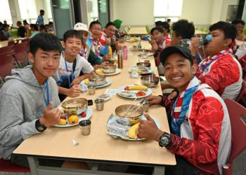 Hujan deras dan angin kencang ganggu kegiatan Jambore Pramuka Dunia di Korea Selatan. Sementara Kontingen Indonesia dapat menikmati sarapan bakso di tempat penampungan. (Foto: Ist./Berthold Sinaulan) .