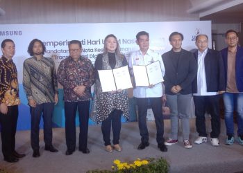 Wantimpres HR Agung Laksono (tiga dari kiri) berfoto bersama usai saksikan MOU antara Samsung Indonesia dan Komunitas UMKM Naik Kelas di Jakarta Sabtu, 12 Agustus 2023. (Foto: HMSTIMES/A. RISTANTO).