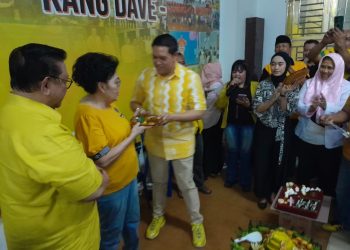 Ny. Sylvia Amelia didampingi HRAgung Laksono (kiri)suaminya  menerima potongan pertama kue ulang tahun dari Dave Laksono, Sabtu, 19 Agustus 2023 di Cirebon. (Foto: HMS/ A. Ristanto).