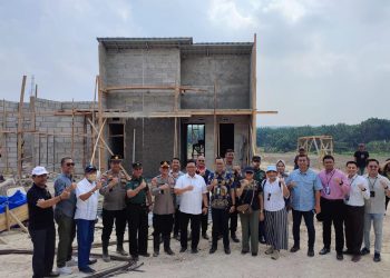 HR Agung Laksono (tengah baju putih) berfoto bersama dengan latar belakang bangunan rumah contoh bersubsidi di Natar, Kabupaten Lampung Selatan Provinsi Lamlung, Rabu, 23 Agustus 2023. (Foto: HMS/A. Ristanto).