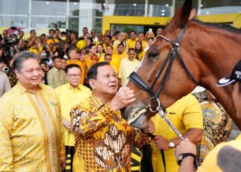 Calon Presiden Prabowo Subianto saat menerima hadiah seekor kuda dari Ketua Umum Partai Golkar Airlangga Hartarto (kiri), Kamis, 31 Agustus 2023 di Kantor DPP Partai Golkar Slipi Jakarta. (Foto: Ist./@kosgoro 1957).