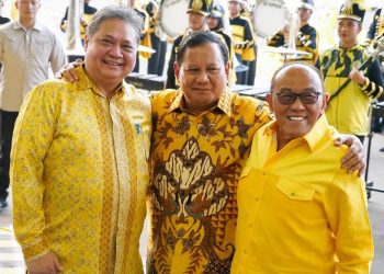 Berbaju batik bernuansa warna kuning Prabowo Subianto diapit Ketua Umum Partai Gollar Airlangga Hartarto dan Ketua Dewan Pembina Aburizal Bakrie (kanan) saat berkunjung ke Kantor DPP Partai Golkar, Slipi Jakarta Barat pada Kamis, 31 Agustus 2023. (Foto: Ist./DPP Partai Golkar).
