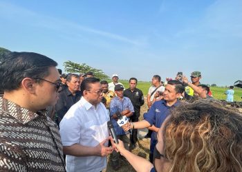 Anggota Wantimpres HR Agung Laksono naik becak menuju Kantor Kecamatan Pekiringan Kota Cirebon setelah meninjau terusan Kali Sunyaragi pada Sabtu, 9 September 2023. (Foto: HMS/A. Ristanto).