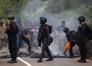 Aparat keamanan siaga hadapi aksi warga Rempang, Batam, Kepri tolak relokasi. (Foto: Ist/Teguh Prihatna).