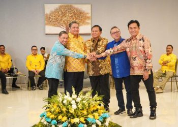 Lima ketua umum parpol Koalisi Indonesia Maju kompak bertemu Kamis, 14 September 2023 malam di Kantor Partai Golkar, Slipi, Jakarta Barat. Dari kanan Yusril Iza Mahendra (PBB), Zulkifili Hasan (PAN), Prabowo Subianto (Gerindra), Airlangga Hartarto (Golkar) dan Anis Mata (Gelora). (Foto: Ist./Helmi JA).