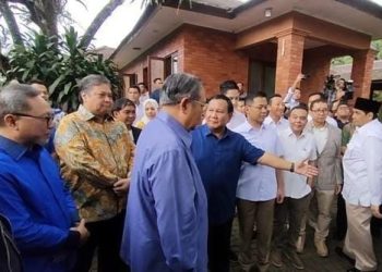 Bacapres Prabowo Subianto (baju biru tengah) menyambut Ketua Majelis Tinggi Partai Demokrat Susilo Bambang Yudhoyono di Hambalang, Bogor Jawa Barat, Minggu, 17 September 2023. (Foto: Ist./Gerindra).