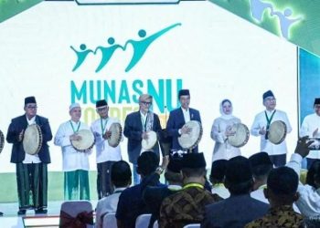 Presiden Joko Widodo dan Ibu Iriana (no empat dan tiga dari kanan) ikut menabuh rebana saat membuka  Musyawarah Nasional Alim Ulama dan Konferensi Besar Nahdlatul Ulama (NU) 1445 H/2023 M yang digelar di Pondok Pesantren Al-Hamid, Jakarta, pada Senin, 18 September 2023. (Foto: Ist./nu online).
