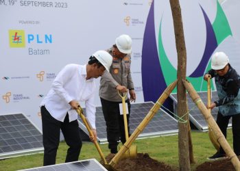 Kepala Badan Pengusahaan (BP) Batam, Muhammad Rudi melakukan groundbreaking pembangunan Kawasan Industri Tunas Prima, Selasa, 19 September 2023. (Foto : BP Batam)